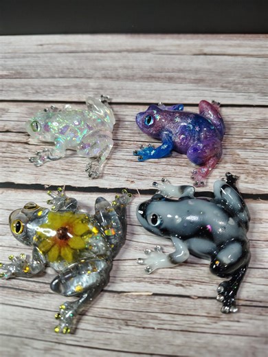 Handcrafted Resin Mini Frogs - Etsy