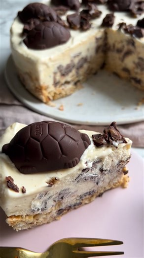 Skildpadde islagkage med TUC kiks nøddebund og vaniljeparfait med Skildpadder🍰🍫Nem og lækker islagkage, som er den perfekte gæstedessert🤩 👇🏻 LINK TIL OPSKRIFT I KOMMENTARFELTET👇🏻 | Frederikkewaerens