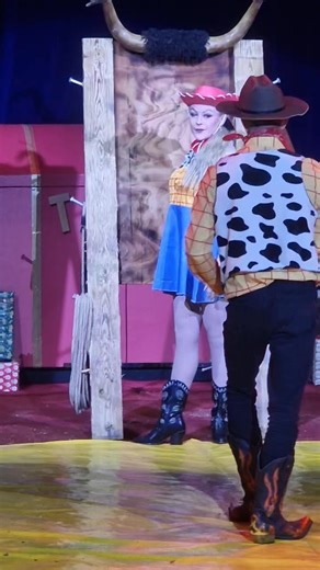 Avoiding red flags quicker than blade's heading straight at me... 👀🚩😂 #KnifeSkills #KnifeThrowing #KnifeThrower #KnifeSharpening #Knife #RedFlag #Skills #Professional #PleaseDontTryAtHome #Pinders #Woody #Circus #Cirque | The Paulos Circus