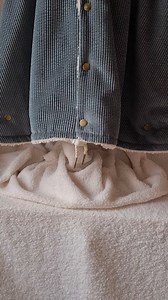 ✨ Création personnalisée ✨ Une cape pensée pour accompagner les enfants du naissance jusqu’à 8 ans, cousue spécialement sur commande dans mon atelier. Capuche amovible, cordon de serrage pour s’adapter au cosy, matières douces et confortables… chaque détail est réfléchi pour allier pratique et jolies finitions ❄️💚🤎 Chaque cape est faite main, en petite série, et peut être personnalisée selon vos envies. 👉 De nouveaux velours seront proposés l’année prochaine En attendant, n’hésitez pas à m’éc