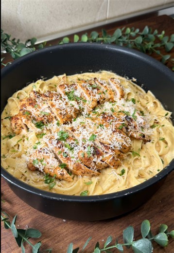 FETUCCINI ALFREDO 🍝 🧀 ¿Sabías que la Pasta Alfredo 🍝 también es italiana? Es verdad que, como casi todas las recetas, con el tiempo ha cambiado y mucho, pero se dice que la receta original de la salsa Alfredo 💃🏼 solo llevaba mantequilla y parmesano. Muy alejada de la receta que surgió en Roma 🇮🇹 , la receta que te subo hoy y que también lleva ese nombre lleva muchos otros ingredientes y está un poquito más adaptada a los gustos de hoy en día, sobre todo a los americanos ✨ 💭INGREDIENTES: 