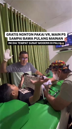 palu sulawesi tengah on Instagram: "Ayah Bunda, sekarang sunat nggak bikin anak tegang lagi 🙌 Di Palu sudah ada tempat sunat modern yang bisa sambil nonton pakai VR atau main PS 🎮🥽 Anak jadi lebih tenang, lebih berani, dan prosesnya nyaman 💙 👶 Melayani sunat mulai dari bayi baru lahir, anak-anak, sampai dewasa Bahkan pasien termuda usia 16 hari 🔹 Metode modern ✔ Tanpa jarum suntik ✔ Tanpa jahit ✔ Tanpa alat menempel ✔ Minim nyeri Setelah tindakan? ✅ Sudah boleh mandi ✅ Bisa langsung aktivi