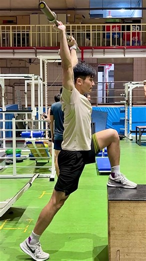 ⚡️ High-Speed Strength Training Block ⚡️ • Barbell Split Snatch to Box (Opposite foot：ground → flight → knee close-in) • Split-stance Plate Wall Kick with Hip Lock • Barbell Split-stance Diagonal Pull to Box • Supine Plate Fast Open–Close Drill (Rapid hand opening and closing) • Split-stance Upward Ball Catch with Extension Emphasis on aerial hold and controlled landing — 高速期的肌力編排，重點不會只有力量或速度， 而是理解身體在高速狀態下，空間與時間中的動作序列。 教練轉譯： • 力量大小——垂直或水平力量、肌肉輸出的品質 • 頻率與幅度——關節排列位置、身體質量的移動軌跡 以跑步為例： 支撐與擺動，必須對應空間環境