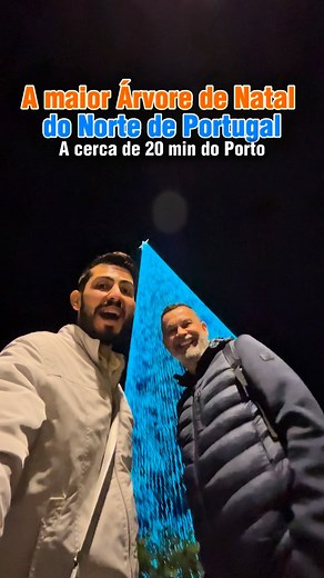 🎄✨ A maior árvore de Natal do Norte de Portugal já está iluminando o céu de Ermesinde! Já CLIKA nessa dica e vem com a gente conhecer a árvore de Natal de Ermesinde!🧡✈️ Com cerca de 55 metros de altura e um espetáculo de luzes encantador, ela promete ser um dos pontos mais mágicos deste Natal. 🌟 📍 Localização: Parque Urbano de Ermesinde, Valongo 📅 Período: de 8 de novembro a 5 de janeiro 🕕 Iluminação: a partir das 18h Curtiu esse vídeo ❓ Então já marca o @ que vai com você e segue a nossa 