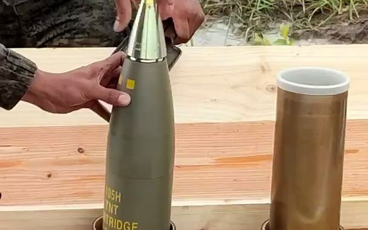 105毫米榴弹炮 高爆弹拆箱视频