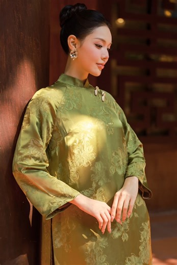 Theo chân nàng thơ của LINH BUI thăm thú Ninh Bình trong những tà áo dài thanh lịch. Mỗi bước chân, mỗi nhịp chèo mở ra một lớp ký ức, mỗi điểm dừng là sự giao thoa giữa tự nhiên nên thơ và chiều sâu văn hoá. Trong hành trình ấy, những tà áo thướt tha giữa khung cảnh sơn thuỷ hùng vĩ, làm nổi bật vẻ đẹp người phụ nữ Việt Nam: mềm mại, duyên dáng và đầy nội lực. Mỗi lần LINH BUI đưa áo dài đến những miền đất khác nhau trên dải đất Việt Nam, đó không chỉ là một chuyến đi, mà còn là niềm tự hào — v