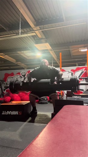 Actually really happy with log tonight managed 3 sets of 3 with 100kg which is a massive PB for me only managed 2 reps on the 4th set so had to drop the weight after but over the moon with how log is moving at the moment, it’s not much to some people but it’s a step in the right direction @MyoMuscle Gym Peterlee @myprotein @Gymshark #strongmantraining #log #triceps #fyp #gym