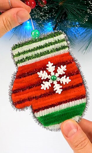 DIY Christmas Mittens Ornament #fblifestyle | DIY by Pipe-Cleaner-Crafts B