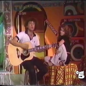 Pupo, (Forse si forse no)pseudonimo di Enzo Ghinazzi (Ponticino, 11 settembre 1955), è un cantautore, ... meglio conosciuto come Forse si forse no che sarà tradotto in numerose ... Album pubblicati: 21 Studio: 15 Periodo di attività musicale: 1975 – in attività Genere: Pop | Discoring"