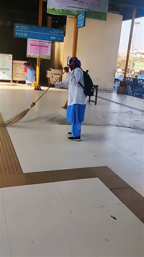 this brooming technique is faster than a machine 😆