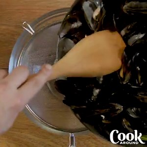 ZUPPETTA DI COZZE AL POMODORO Una ricetta di mare semplicissima da realizzare ma ricca anzi ricchissima di gusto. Cozze e pomodoro sono un'accoppiata vincente, sempre! RICETTA COMPLETA: http://ricette-utenti.cookaround.com/ricetta/zuppetta-di-cozze-al-pomodoro.html SEGUITECI ANCHE SU YOUTUBE: https://www.youtube.com/user/CookAroundTv | Cookaround - Cucina e Ricette