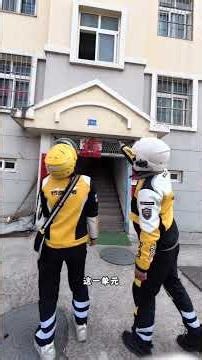 Mischievous Delivery Guy vs. Playful Customer: A Hilarious Coptis Confrontation