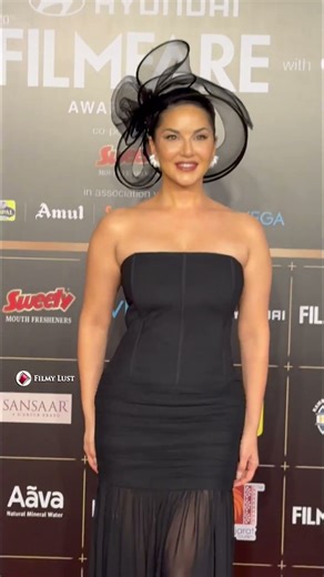 Sunny Leone At Filmfare Awards 2025 🔥 | Glamorous Red Carpet Look ✨ | @FILMYLUST