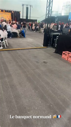 Libre à ceux qui aiment ça d'y allerPerso je vois pas l'intérêt de payer 80 balles pour chanter la marseillaise dans un parc expo avec des assiettes en carton et un repas de cantine scolaireMais si c'est leur kiff après tout heinGg à l'organisateur qui as trouvé un bon concept
