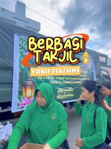 Bagikan Takjil oleh Yonif 756/WMS di Wamena