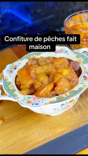 Bienvenue dans notre cuisine ! Aujourd’hui, nous préparons une délicieuse confiture de pêches maison, parfaite pour tartiner sur du pain grillé, mélanger dans du yaourt ou utiliser dans des desserts. Avec seulement quelques ingrédients simples et des étapes faciles, vous aurez un lot de confiture sucrée et acidulée prête à déguster. Regardez la vidéo complète pour découvrir nos astuces pour réussir la confiture à chaque fois. N’oubliez pas d’aimer, de commenter et de vous abonner pour plus de re