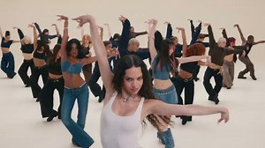 KATSEYE x GAP 最新广告太勇了，正面硬怼“白人至上论”