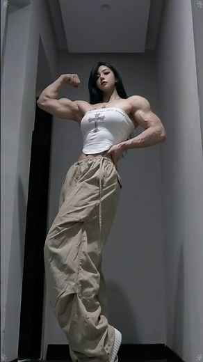 UNBELIEVABLE! Female Bodybuilder's SHOCKING Physique Transformation | Muscle Mommy Vibes!