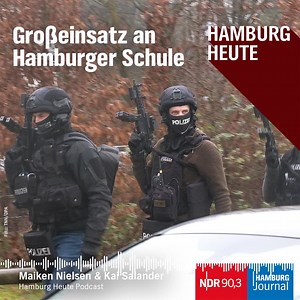 Die Hamburger Polizei ist seit Stunden mit einem Großaufgebot an der Otto-Hahn Schule in Jenfeld. Ein Augenzeuge will dort mindestens einen Jugendlichen mit einer Pistole gesehen haben. Inzwischen hat die Polizei Entwarnung gegeben. Bei der Durchsuchung des weitläufigen Geländes mit seinen sieben Gebäuden sei vorerst keine Waffe gefunden worden, sagte eine Polizeisprecherin. Die Gebäude würden aber noch einmal durchsucht, wenn die Schüler sie verlassen hätten. Das und mehr sind die Themen in der