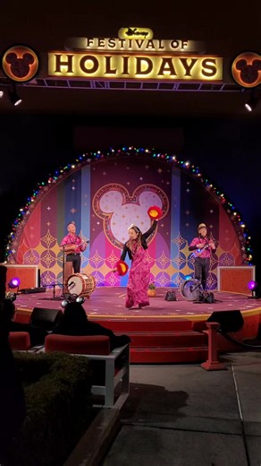 Kealiʻi O Nālani & Daniel Ho Finale at Disney Festival of Holidays in #DisneyCaliforniaAdventure | disneygeek.com