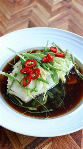 Lunar New Year Series 🧧 — Episode 1 If you’re cooking fish for one, this is the method. Cantonese-style steamed fish made with perfectly portioned fillets. No whole fish needed. No guesswork. Just soft, just-set fish and a clean, balanced sauce. I used 250 g groper, but this works beautifully with snapper, barramundi or rockling. Steaming the fish on ginger coins and spring onions underneath keeps it fragrant without overpowering. Simple. Clean. Proper. Recipe by @derekkchen - full credit to hi