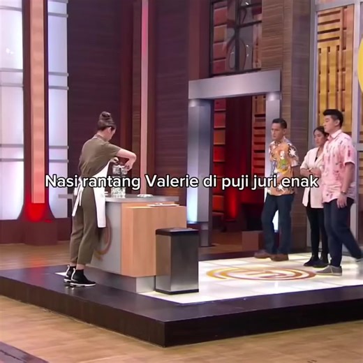 Valerie Bikin Chef Arnold Lahap Makan Nasi Rantang