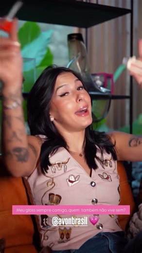 Ana Castela e gloss da Avon parceria #boiadeira #anacastela #shorts #avon