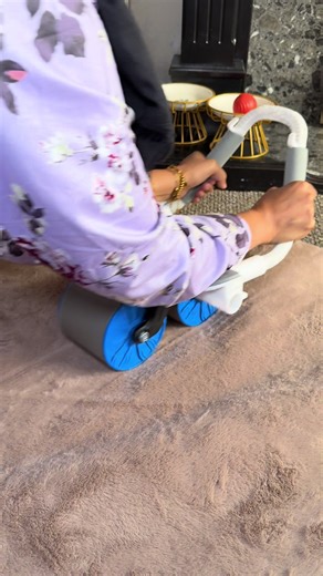 Workout at home! With this automatic AB roller! 🫶🏼 #homeworkout #abroller #workout #tiktokmademebuyit #dealdrops