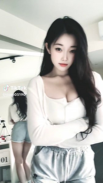 Modern Fashion Showcase: Stylish Outfit Inspiration