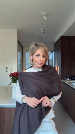Kepournous Kary on Instagram: "La façon élégante de porter une étole, sans alourdir une silhouette. Un détail, un geste, et tout change. #tredingreels #trendy"