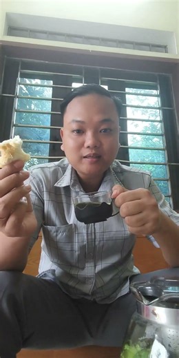 Chè xanh bánh mì và live quanh với bà con.