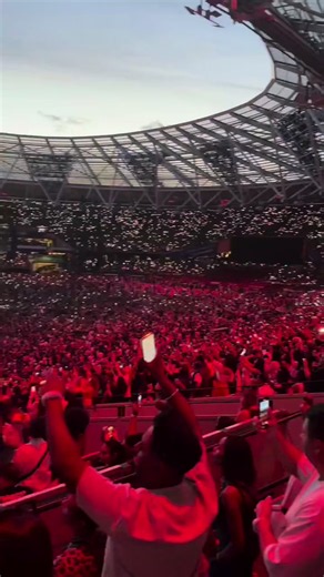 2 YEARS AGO TODAY (06/29/2024) Burna Boy sold out the 80,000-capacity London Stadium for the second time, becoming the first African artist to achieve the feat. 🏟️ 🇬🇧