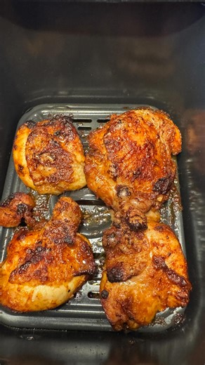 🔥Pollo Fino🔥[Werbung] Heute habe ich meinen neuen Airfryer von @ninja.deutschland eingeweiht. Es gab leckeres Pollo Fino mit einer selbstgemachten Marinade. Zutaten: 4 Pollo Fino Teile 4 EL Olivenöl 2 EL Ahornsirup 1 EL Senf 2 TL Paprikapulver, edelsüß 1 TL Peffer 1 TL Salz 2 Knoblauch Zehen Zubereitung: 👉Alle Zutaten in eine Schüssel geben und gut verrühren. 👉Abschließend die Hähnchenteile dazu geben und für 2 Stunden im Kühlschrank marinieren lassen. 👉Den Aurfryer auf 170 Grad stellen und