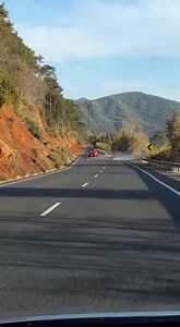 Aggressive Driver in Red Sports Car Clips Another Vehicle While Weaving Through Traffic, Then Slams Into Guardrail Twice in Instant Karma Crash Chattanooga, Tennessee – December 3, 2025 Dash-cam footage from a mountain highway shows the dramatic moment an impatient driver in a red sports car attempted a reckless maneuver between two vehicles — only to instantly pay the price with a pair of brutal guardrail impacts. The video begins on a scenic stretch of highway carved into the hillside, with tr