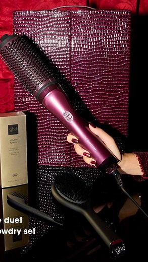 1K views · 649 reactions | On vous amène avec nous pour la découverte… de la brosse soufflante en coffret de Noël ✨ On adore! Et vous???? Nous en avons que une donc c’est le moment﫶 @ghdfrance @ghdfrance_pro @ghdhair @ghditalia @justine.goodhairday @emilie_cheneviere @n.umero.22 #découvertes #noël #noel2025 #cadeau #ghd #brossesoufflante #salonambassadeurghd #coiffeur #toulouse #garidech #31380 #salondecoiffure | Numéro 22 | Facebook