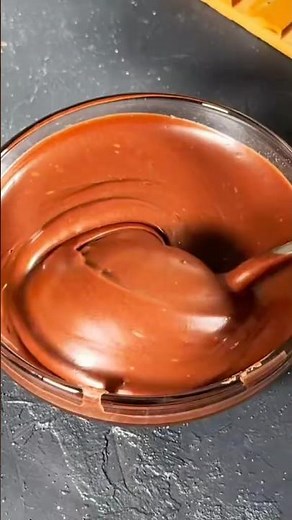Easy Chocolate Glaze (For Cakes and Donuts)
