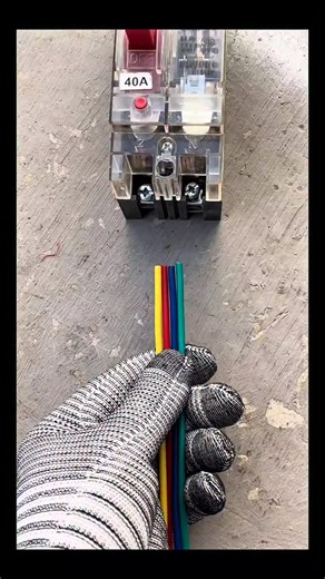 Real Engineerings | Engineering & Technology & Gadgets & DIY on Instagram: "Wire Termination Hack: The "Manual Ferrule" Technique! ⚡🔧 ​Watch this electrician demonstrate a clever manual method for joining multiple stranded wires into a single, solid connection point! This technique is a masterclass in ensuring a secure electrical contact without modern crimping tools. ​The Engineering Logic ​Connecting flexible (stranded) wires directly into a screw terminal can often lead to "splaying," where 