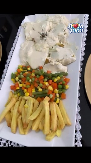 Receita de Filé de Panga ao Molho Branco com Mix de Legumes e Batata Palito