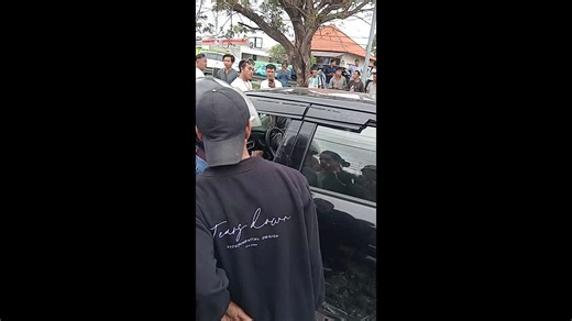 Locals surround shirtless tourist after car crash in Bali