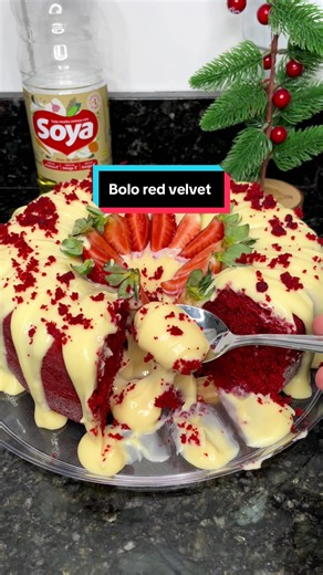 Bolo red velvet para o Natal 🥰❤️🎄🎅🏽 Esse bolo fica muito bom e para essa época do ano ele é perfeito!! Ingredientes massa 3 ovos 1 xícara de açúcar 1/2 xícara de óleo de soya da @soya ❤️ 1 xícara de leite 1 limão espremido ou 1 colher de sopa de vinagre de álcool 1 colher de sopa de chocolate em pó 50% 1 colher de sobremesa de essência de baunilha 2 xícaras de farinha de trigo 1 colher de sopa de fermento Ingredientes recheio 1 caixinha de leite condensado 2 caixinhas de creme de leite 3 col