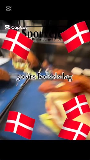 🍔 VI FOLDER BURGER OG FYLDER RUNDT! 🎉 50 år er mange og derfor fejre vi det med 50 % på ALLE burgere Dette gælder alle burger: 📍 Spist i restauranten 🗓️ 5.–28. januar 📆 Mandag–torsdag #Sporvejen #fiftypercentoff #copenhagen #burger #foryou | Sporvejen