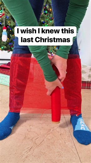 418K views · 1K reactions | Easy Christmas decor Liz wraps tulle to create a big beautiful Christmas bow for the door. This original video was produced by Network Media LLC, and Liz & Jeff. #bow #ribbon #christmasideas #doordecor | Home Hacks & Easy Snacks | Facebook