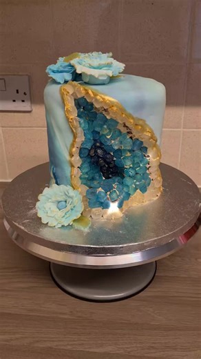 Geode crystal cake, made by myself for myself it's my birthday today...blue & gold theme. #natalieshomemadecakes #homemade #flowers #leaves #2023 #hobby #birthday #crystals #geode #fondantart #cake