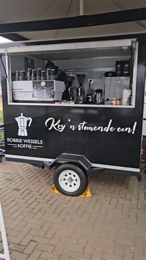 GROOT UITVERKOPING. HEMPIES - R 50 HOODIES - R 100 Maak n draai. Geborg deur BRU Coffee Roasters | Robbie Wessels