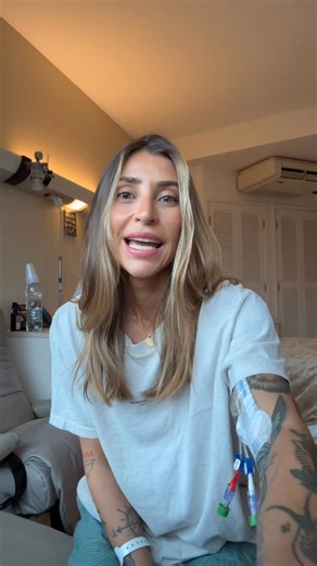 mina winkel on Instagram: "11 dias internada por pielonefrite. Uma infecção que, no meu caso, não deu sinais claros no início e acabou chegando ao rim. Dor forte não é normal. Dor é o corpo pedindo atenção. Hoje estou melhor, em tratamento, sendo muito bem cuidada e aprendendo, na prática, a importância de escutar o corpo sem minimizar sinais. Fica o alerta, principalmente pra nós, mulheres: não normalize dor, desconforto ou algo “fora do lugar”. Cuidar de si também é procurar ajuda a tempo. Obr