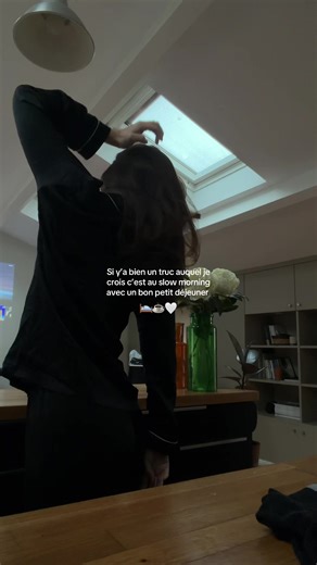 Une morning routine douce pour les matins d’hiver : - réveil doux - massage lymphatique - petit déjeuné : overnight oat et framboises ❤️ #morningroutinevlog #wellnessguide #wintermorning #matin #hiver