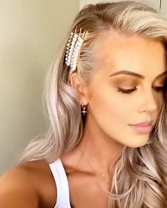 Create a bouncy & volumious look 朗with your @foxylocks just like our OG @chloeboucher  ~ Chloe wears @foxylocks Elegant 18” clip ins - Latte Blonde {toned}  | Official Foxy Locks Extensions | Facebook