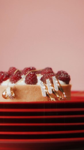 [Hearts On Fire] 年末閃爍盛禮 Hearts On Fire 鑽光盛宴華麗登場 在充滿歡愉的季節，讓閃耀成為你的節慶秘方—— 一匙喜悅、一抹華麗，再佐以 Hearts On Fire 完美車工的璀璨美鑽，為佳節時刻添上一份無法抵擋的耀眼驚喜! ▼探索閃爍佳節盛禮 https://bit.ly/47HO6nC Brilliance, Served. Tis the season of indulgence! Your holiday recipe: a dash of joy, a swirl of celebration, and a generous pour of our perfectly cut diamonds. Explore our Holiday Gift Menu and bring on the festive sparkle: https://bit.ly/48i8ax1 #ChowTaiFook #HeartsOnFire #HeartsOnFireHolidays #BrillianceServed #周大福 Hearts On Fire | 