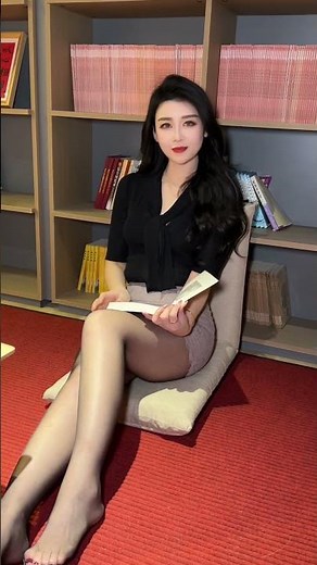 ✨ Starting to Read Interesting Books in a Library… This Elegant & Sexy Girl Is Here to Inspire! 📚💋