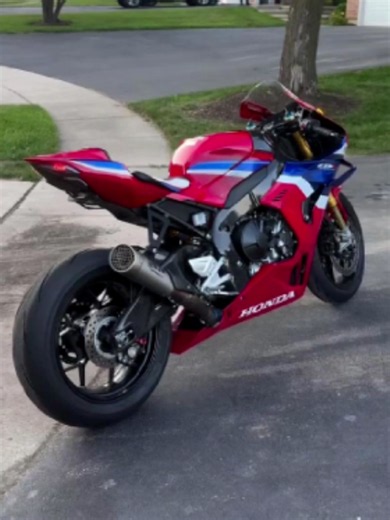 Cold Start 2026 vs 2025 Fireblade with Spark & Arrow Exhaust 🔊🤌 #honda #cbr1000rrr #fireblade #coldstart #sparkexhaust #arrowexhaust #typ #fyp